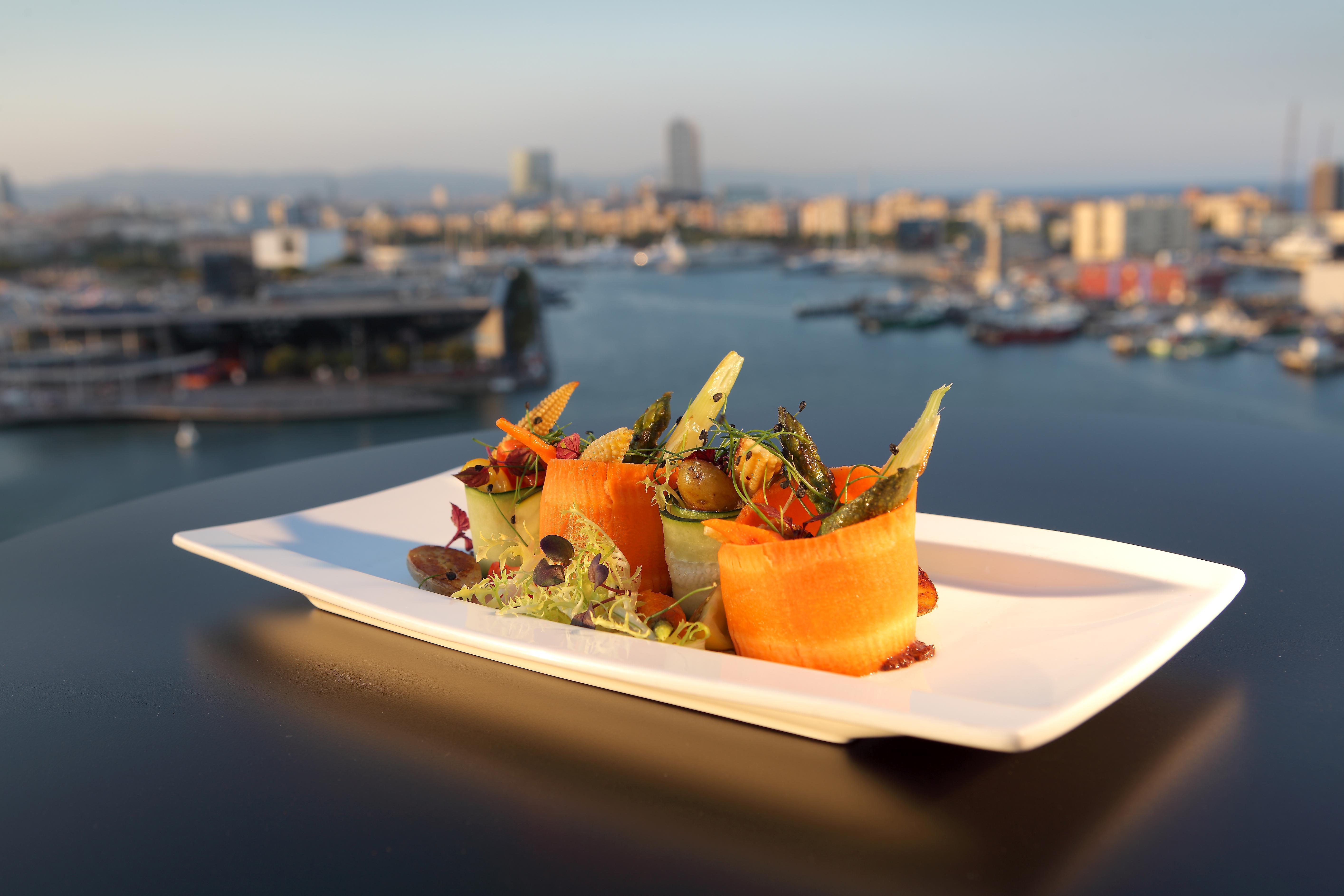 Eurostars Grand Marina Hotel Gl Barcelona Ngoại thất bức ảnh The photo features a beautifully arranged plate of food, showcasing vibrant, colorful ingredients. It includes rolls or wraps made from thin slices of orange carrot, possibly filled with fresh vegetables or other ingredients. The presentation is eleg