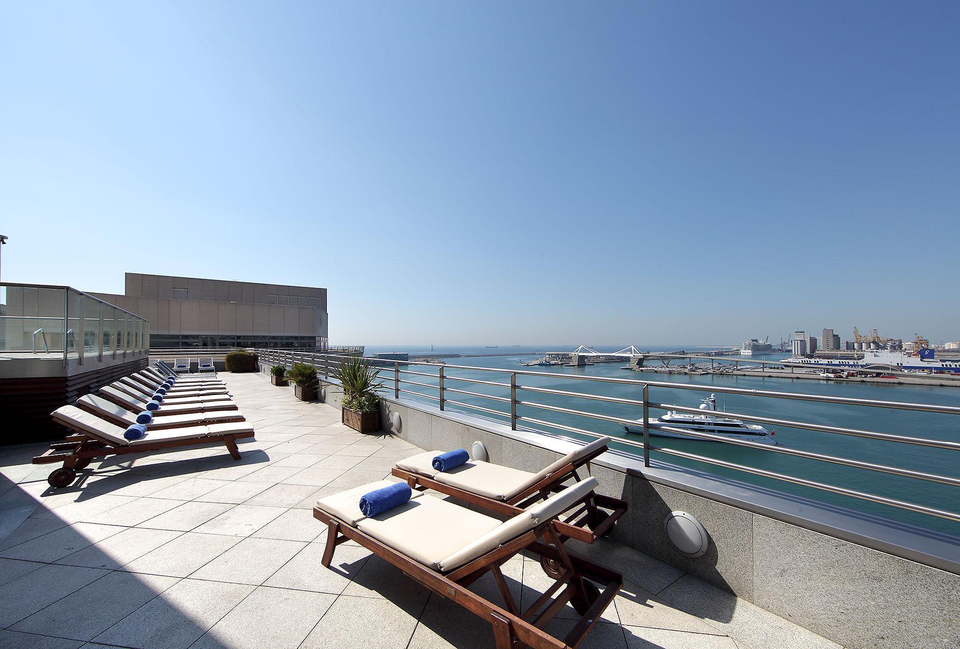 Eurostars Grand Marina Hotel Gl Barcelona Ngoại thất bức ảnh The rooftop pool at the hotel