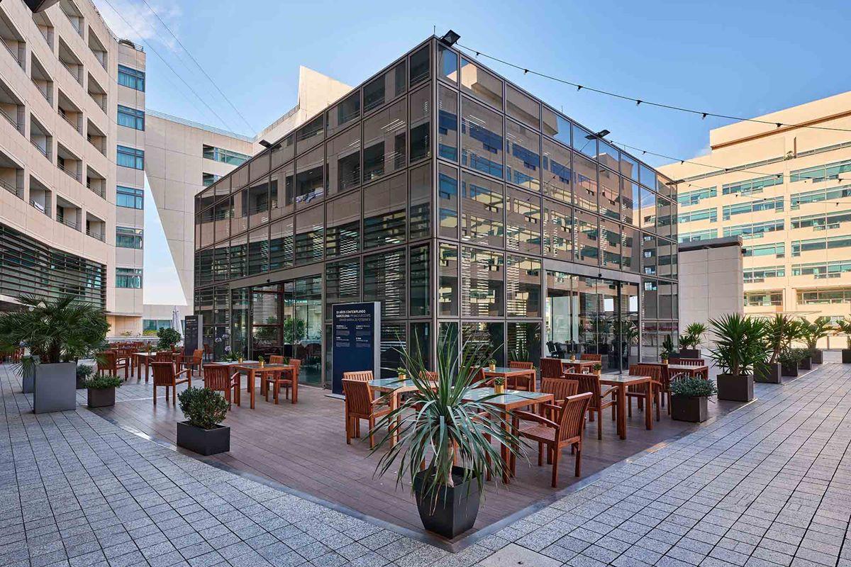 Eurostars Grand Marina Hotel Gl Barcelona Ngoại thất bức ảnh The courtyard at the hotel