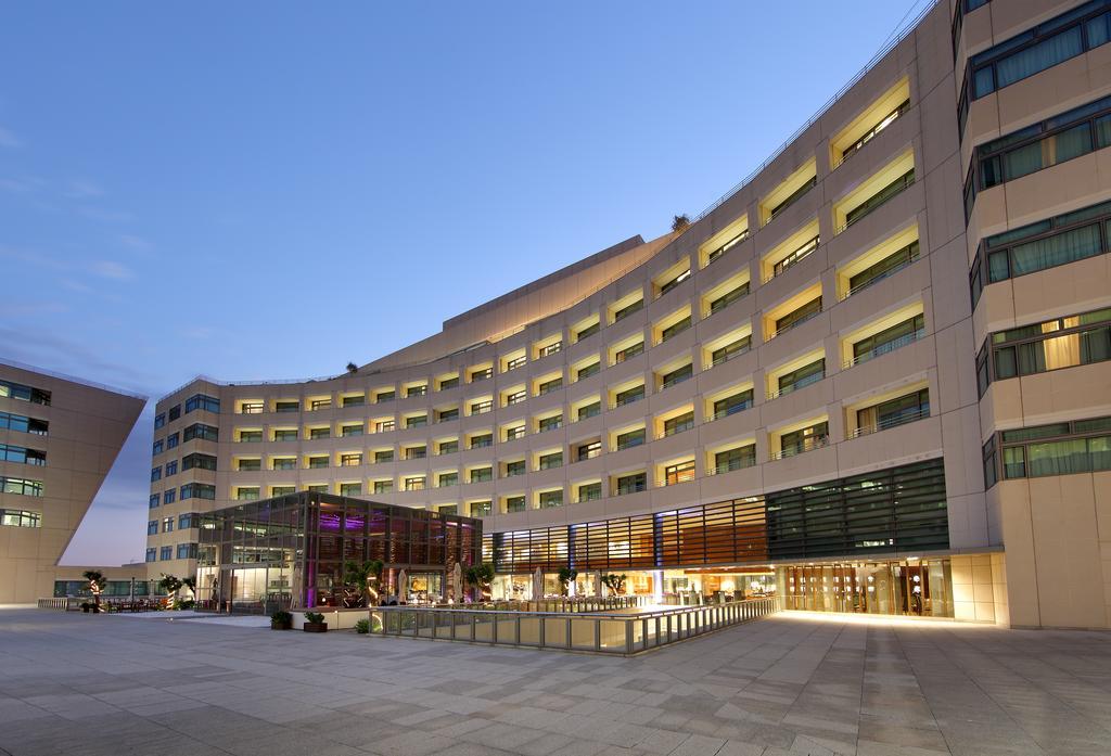 Eurostars Grand Marina Hotel Gl Barcelona Ngoại thất bức ảnh The hotel at night