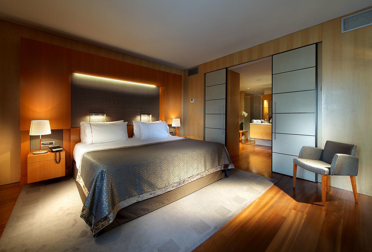 Eurostars Grand Marina Hotel Gl Barcelona Ngoại thất bức ảnh A bedroom at the Mandarin Oriental, Munich