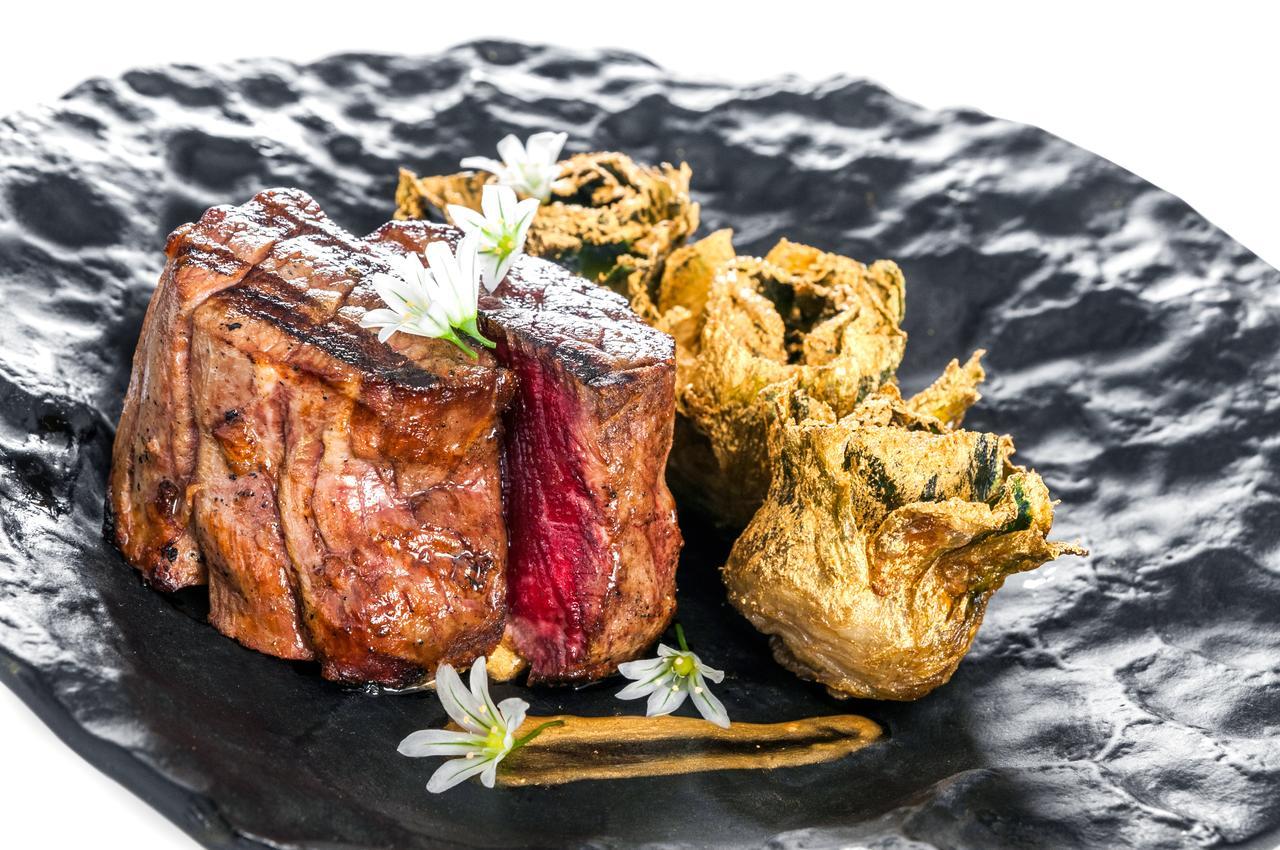 Eurostars Grand Marina Hotel Gl Barcelona Ngoại thất bức ảnh A steak with a side of gyoza